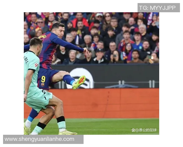 莱万连续两场西甲替补赛后不满率先离开诺坎普引发关注 莱万连续两场西甲替补赛后不满率先离开诺坎普引发关注