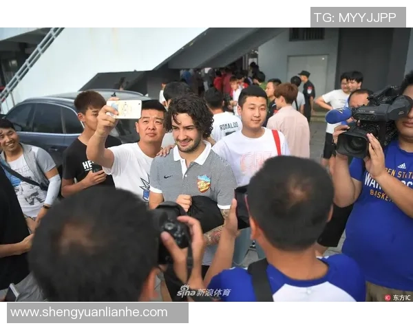 帕托在国际足联活动中与皮耶罗和辛纳亲密合影引发热议