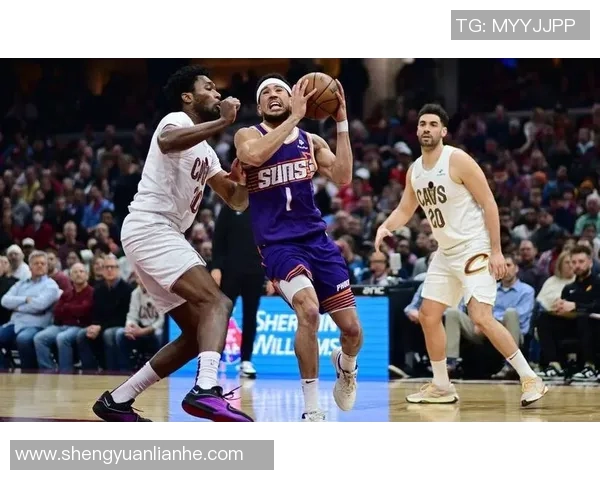 布克第三节发力砍下12分助队逆转全场贡献18分5助攻5抢断表现抢眼